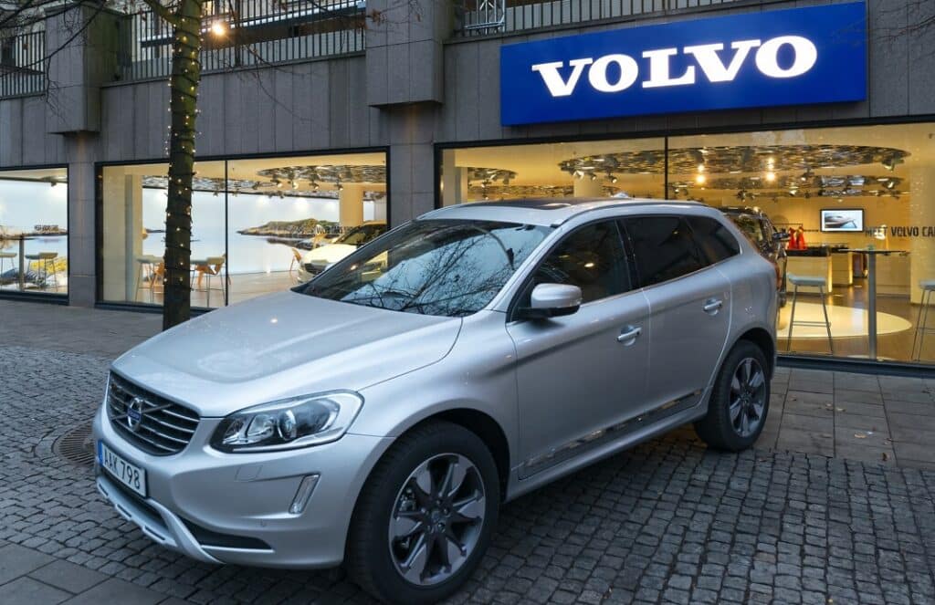 volvo davanti a un concessionario