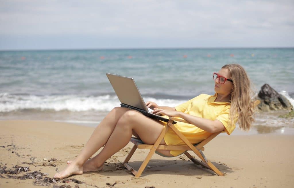nomade digitale in spiaggia stereotipo