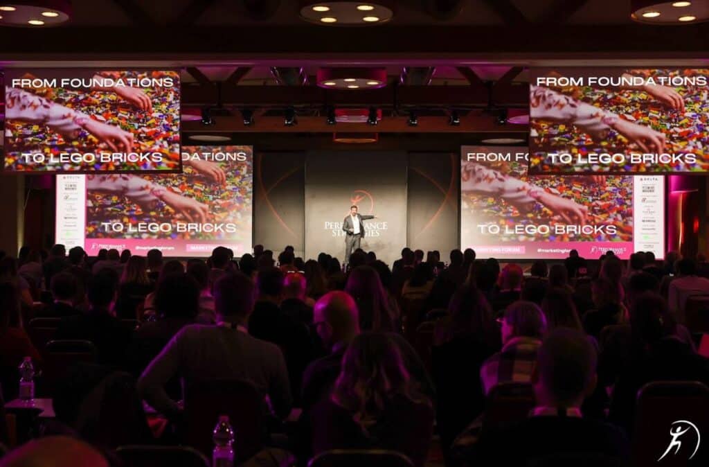 giuseppe stigliano sul palco del marketing forum performance strategies