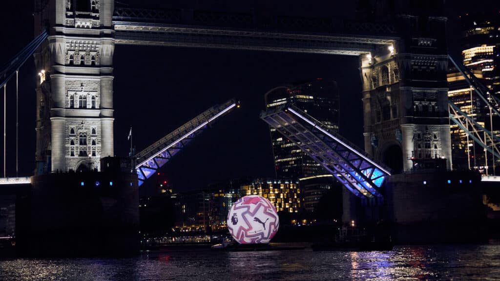 PUMA Biggest Goal: il Tower Bridge di Londra diventa la porta da calcio più grande di sempre