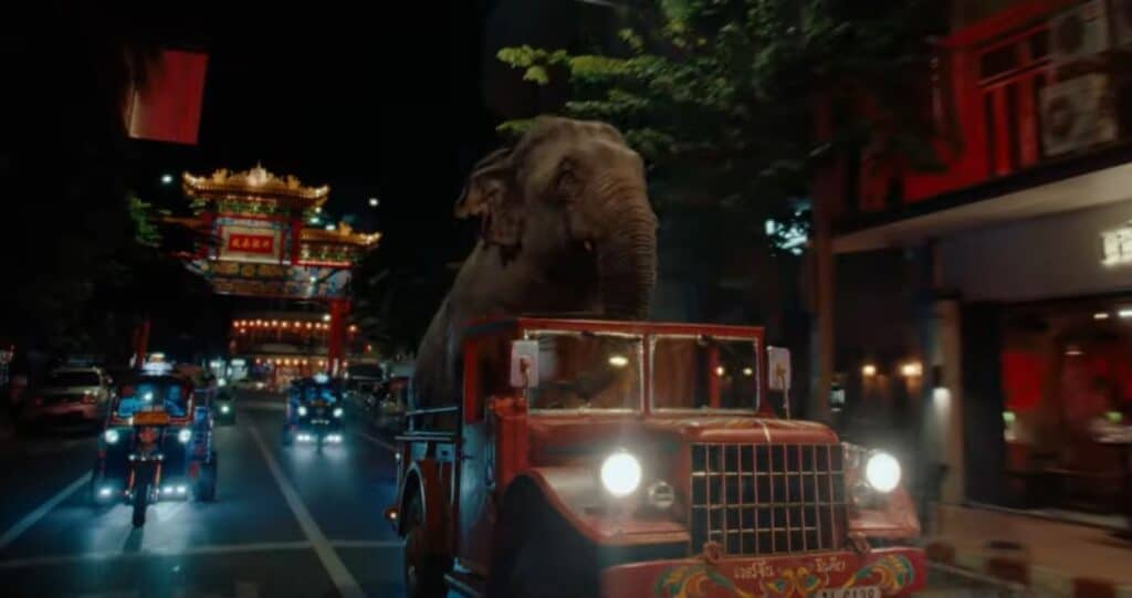Nella nuova campagna Virgin Media un elefante ruba un camion